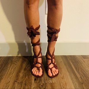 Gladiator wedges that may wrap around the leg.